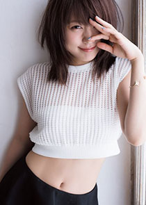 有村架純のへそ出し白ニット