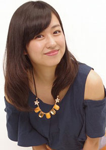 伊倉愛美、肩だしで決めポーズ