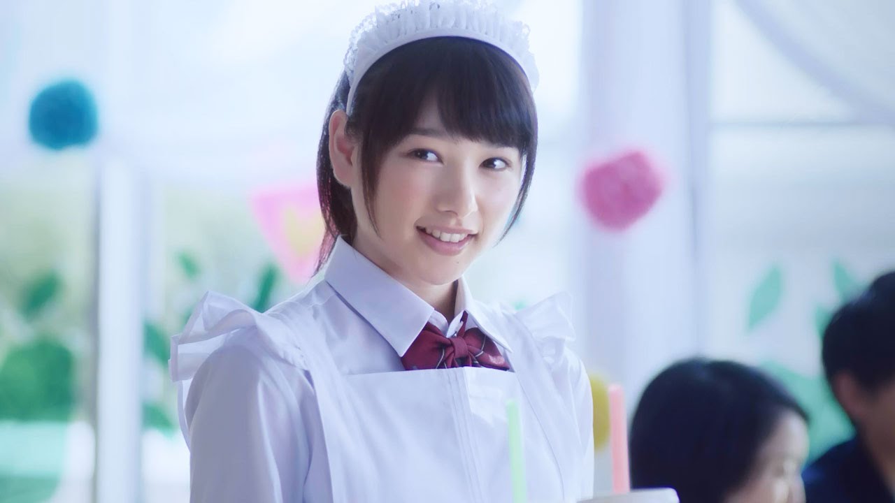 制服の上からエプロン